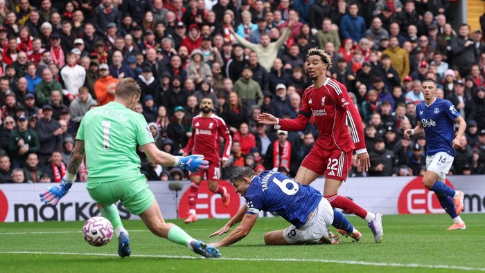 Soccer Football - Premier League - Liverpool v Everton - Anfield, Liverpool, Britain - September 20, 2025 Liverpools Hugo Ekitike celebrates scoring their second goal REUTERS/David Klein EDITORIAL USE ONLY. NO USE WITH UNAUTHORIZED AUDIO, VIDEO, DATA, FIXTURE LISTS, CLUB/LEAGUE LOGOS OR LIVE SERVICES. ONLINE IN-MATCH USE LIMITED TO 120 IMAGES, NO VIDEO EMULATION. NO USE IN BETTING, GAMES OR SINGLE CLUB/LEAGUE/PLAYER PUBLICATIONS. PLEASE CONTACT YOUR ACCOUNT REPRESENTATIVE FOR FURTHER DETAILS..