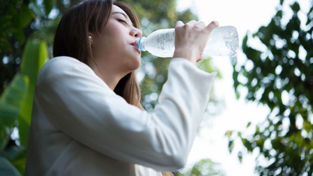 Minum cukup air menjaga metabolisme tubuh tetap optimal sekaligus membantu kulit tetap kencang.