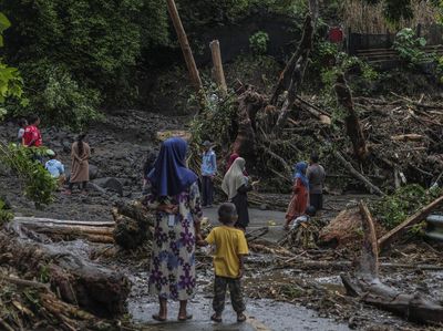 Longsor Tutupi Jalan Lingkar Ternate, Akses Taduma-Togafo Terputus