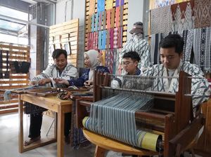 Mendunia, Sarung Tenun RI Diborong Malaysia Rp 800 Juta Mendunia, Sarung Tenun RI Diborong Malaysia Rp 800 Juta