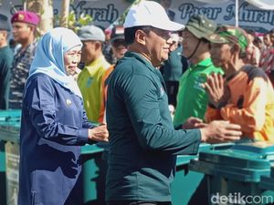 Khofifah Turun ke Sungai Pimpin Aksi Bersih Sampah WCD 2025 Probolinggo Khofifah Turun ke Sungai Pimpin Aksi Bersih Sampah WCD 2025 Probolinggo