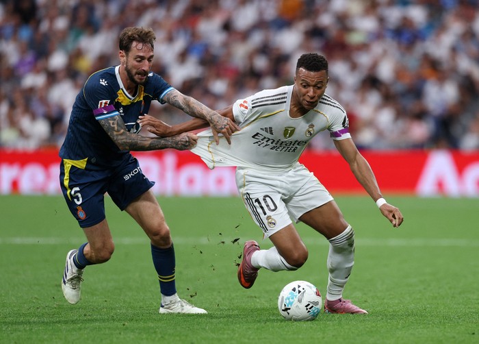 Kylian Mbappe, Real Madrid Soccer Football - LaLiga - Real Madrid v Espanyol - Santiago Bernabeu, Madrid, Spain - September 20, 2025 Espanyol's Fernando Calero in action with Real Madrid's Kylian Mbappe REUTERS/Juan Medina