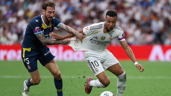 Soccer Football - LaLiga - Real Madrid v Espanyol - Santiago Bernabeu, Madrid, Spain - September 20, 2025 Espanyols Fernando Calero in action with Real Madrids Kylian Mbappe REUTERS/Juan Medina