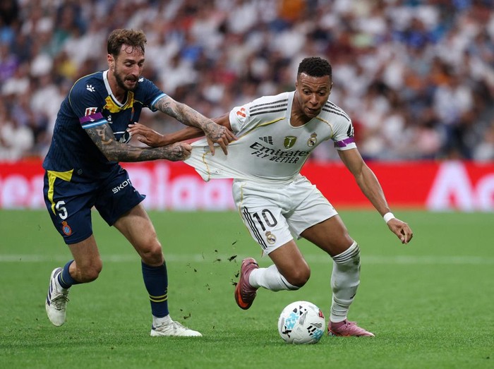 Soccer Football - LaLiga - Real Madrid v Espanyol - Santiago Bernabeu, Madrid, Spain - September 20, 2025 Espanyol's Fernando Calero in action with Real Madrid's Kylian Mbappe REUTERS/Juan Medina
