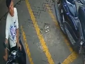2 Remaja Curi Motor di Minimarket, Aksinya Terekam CCTV 2 Remaja Curi Motor di Minimarket, Aksinya Terekam CCTV