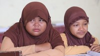 Menangis di Kelas, Siswi SD Paya Baro Hadapi Penutupan Sekolah