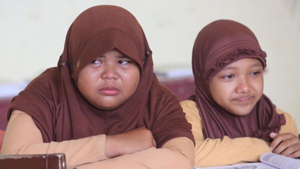 Menangis di Kelas, Siswi SD Paya Baro Hadapi Penutupan Sekolah