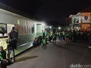 Rekan Diduga Dipukul Oknum TNI, Massa Ojol Geruduk Mapomdam Tanjungpura