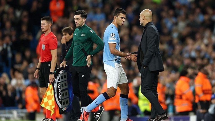 MANCHESTER, ENGLAND - SEPTEMBER 18: Rodri of Manchester City speaks to Pep Guardiola, Manager of Manchester City, after being substituted during the UEFA Champions League 2025/26 League Phase MD1 match between Manchester City and SSC Napoli at City of Manchester Stadium on September 18, 2025 in Manchester, England. (Photo by Dan Istitene/Getty Images)