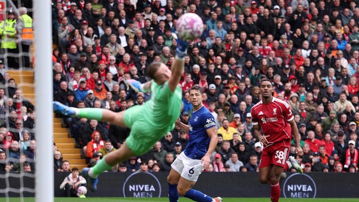 Soccer Football - Premier League - Liverpool v Everton - Anfield, Liverpool, Britain - September 20, 2025 Liverpools Ryan Gravenberch scores their first goal past Evertons Jordan Pickford REUTERS/David Klein EDITORIAL USE ONLY. NO USE WITH UNAUTHORIZED AUDIO, VIDEO, DATA, FIXTURE LISTS, CLUB/LEAGUE LOGOS OR LIVE SERVICES. ONLINE IN-MATCH USE LIMITED TO 120 IMAGES, NO VIDEO EMULATION. NO USE IN BETTING, GAMES OR SINGLE CLUB/LEAGUE/PLAYER PUBLICATIONS. PLEASE CONTACT YOUR ACCOUNT REPRESENTATIVE FOR FURTHER DETAILS..     TPX IMAGES OF THE DAY