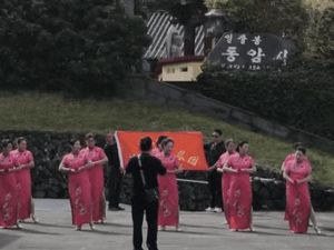 Turis China Menari di Situs Warisan Dunia Pulau Jeju, Memicu Pro-Kontra Turis China Menari di Situs Warisan Dunia Pulau Jeju, Memicu Pro-Kontra