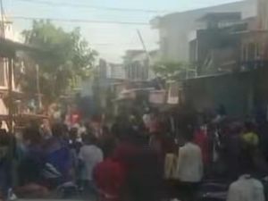 Tawuran Berhari-hari Bikin Warga Tallo Makassar Mengungsi Tawuran Berhari-hari Bikin Warga Tallo Makassar Mengungsi