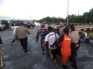 Remaja Tewas Tenggelam Usai Berenang di Pelabuhan Tanjabbar Jambi Remaja Tewas Tenggelam Usai Berenang di Pelabuhan Tanjabbar Jambi