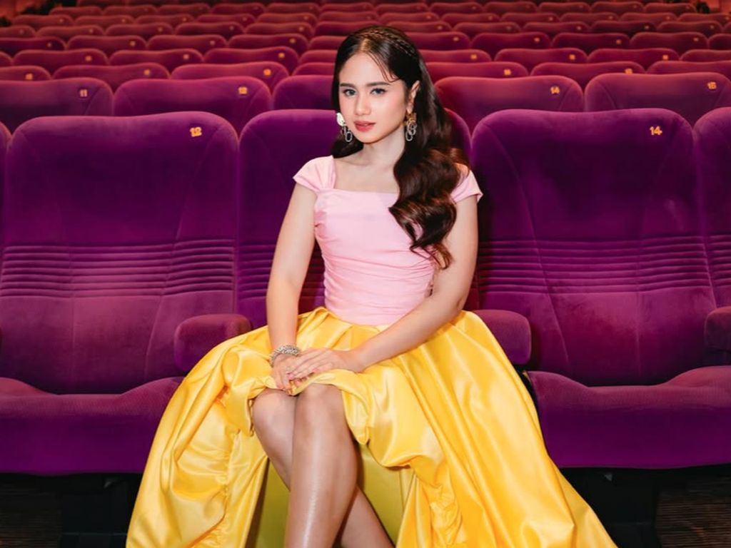 7 Pesona Tissa Biani Kenakan Gaun Dua Warna, Manglingi Bak Princess 7 Pesona Tissa Biani Kenakan Gaun Dua Warna, Manglingi Bak Princess