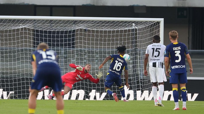 VERONA, ITALY - SEPTEMBER 20: Gift Orban of Hellas Verona scores the equaliser with a penalty kick during the Serie A match between Hellas Verona FC and Juventus FC at Stadio Marcantonio Bentegodi on September 20, 2025 in Verona, Italy. (Photo by Francesco Scaccianoce/Getty Images)