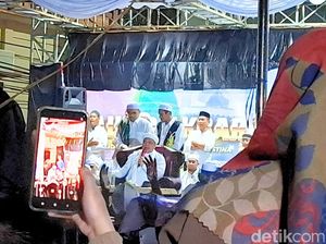 Sempat Ditolak, Habib Rizieq Bakar Semangat Jemaah Tarakan di Tengah Hujan Sempat Ditolak, Habib Rizieq Bakar Semangat Jemaah Tarakan di Tengah Hujan