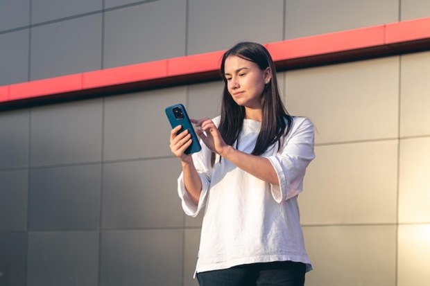 Ada semacam aturan sosial yang membuat orang merasa bersalah jika tidak membalas pesan secepat mungkin/Foto: Freepik/pvproductions Ada semacam aturan sosial yang membuat orang merasa bersalah jika tidak segera merespons pesan. Padahal, rasa cemas itu justru sering tidak bermanfaat. Membalas pesan bisa dilakukan saat kita siap, bukan sekadar karena notifikasi berbunyi.