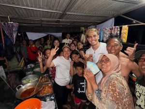 Aisar Khaled Bantu Korban Banjir Bali, Beri Sembako dan Makanan Aisar Khaled Bantu Korban Banjir Bali, Beri Sembako dan Makanan