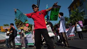 Aksi Draw The Line di Makassar, Warga Pesisir Teriakkan Tolak Tambang Merusak