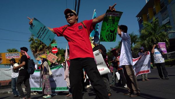 Aksi Draw The Line di Makassar, Warga Pesisir Teriakkan Tolak Tambang Merusak
