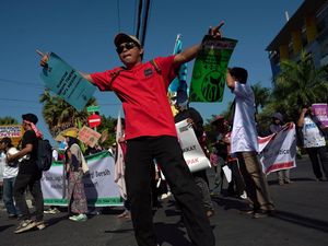 Aksi Draw The Line di Makassar, Warga Pesisir Teriakkan Tolak Tambang Merusak