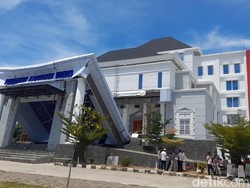 3 Pekerja Terluka Tertimpa Puing Atap Teras Kantor Pemerintahan di Brebes