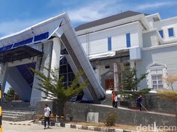 Ngerinya Atap Teras Kantor Pemerintahan yang Ambruk Timpa 3 Orang
