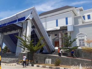 Ngerinya Atap Teras Kantor Pemerintahan yang Ambruk Timpa 3 Orang Ngerinya Atap Teras Kantor Pemerintahan yang Ambruk Timpa 3 Orang