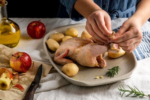 Ayam dan kalkun sering dikaitkan dengan kasus keracunan makanan/Foto: Freepik Ayam dan kalkun sering dikaitkan dengan kasus keracunan makanan paling mematikan di dunia. Kontaminasi Salmonella, Campylobacter, hingga Clostridium perfringens menjadi penyebab utama tingginya risiko. Regulasi pangan berupaya menekan bahaya, tapi keamanan tetap bergantung pada kebersihan rantai produksi hingga dapur rumah tangga.