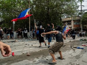 Video: Ricuh! Demo di Filipina Berujung Bentrok dan Pembakaran Truk