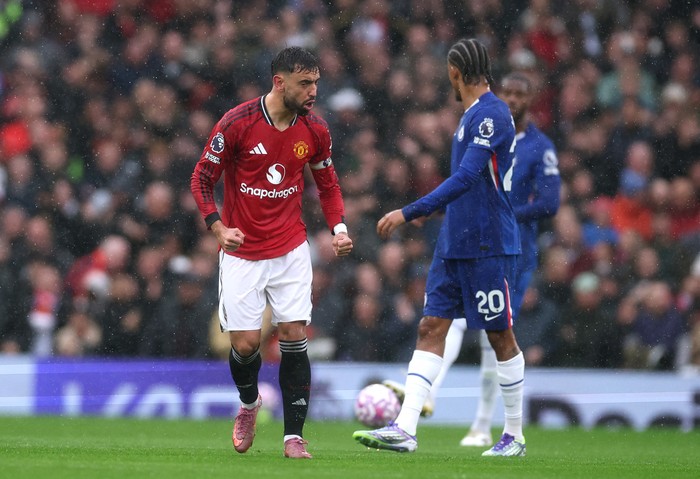 Soccer Football - Premier League - Manchester United v Chelsea - Old Trafford, Manchester, Britain - September 20, 2025 Manchester Uniteds Bruno Fernandes celebrates scoring their first goal as Chelseas Joao Pedro reacts REUTERS/Phil Noble EDITORIA