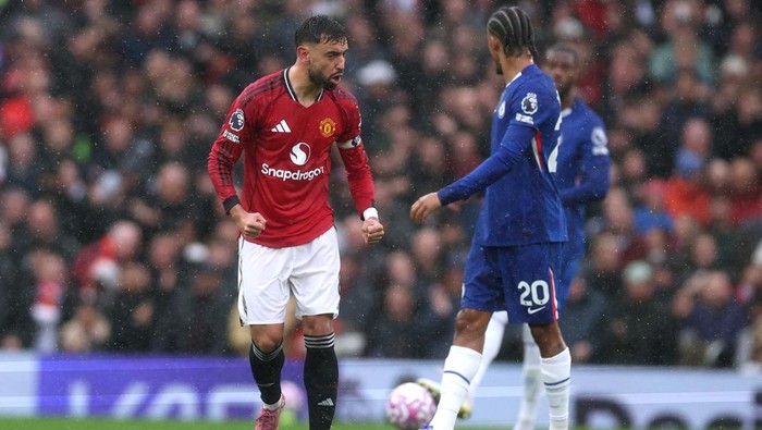 Soccer Football - Premier League - Manchester United v Chelsea - Old Trafford, Manchester, Britain - September 20, 2025 Manchester Uniteds Bruno Fernandes celebrates scoring their first goal as Chelseas Joao Pedro reacts REUTERS/Phil Noble EDITORIAL USE ONLY. NO USE WITH UNAUTHORIZED AUDIO, VIDEO, DATA, FIXTURE LISTS, CLUB/LEAGUE LOGOS OR LIVE SERVICES. ONLINE IN-MATCH USE LIMITED TO 120 IMAGES, NO VIDEO EMULATION. NO USE IN BETTING, GAMES OR SINGLE CLUB/LEAGUE/PLAYER PUBLICATIONS. PLEASE CONTACT YOUR ACCOUNT REPRESENTATIVE FOR FURTHER DETAILS..