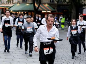 Cafe Race Paris, Tradisi Seru Pelayan Adu Ketangkasan Bawa Nampan