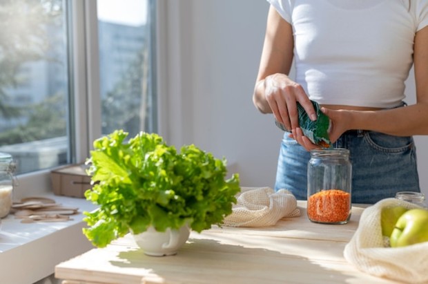 Cara bertahan di masa sulit bisa dimulai dari kebiasaan menanam dan mengawetkan makanan sendiri. Kegiatan ini membantu menghadapi fluktuasi harga dan ketidakpastian pasokan pangan. Bahkan kebun kecil di rumah bisa menjadi aset penting untuk menjaga kebutuhan sehari-hari.