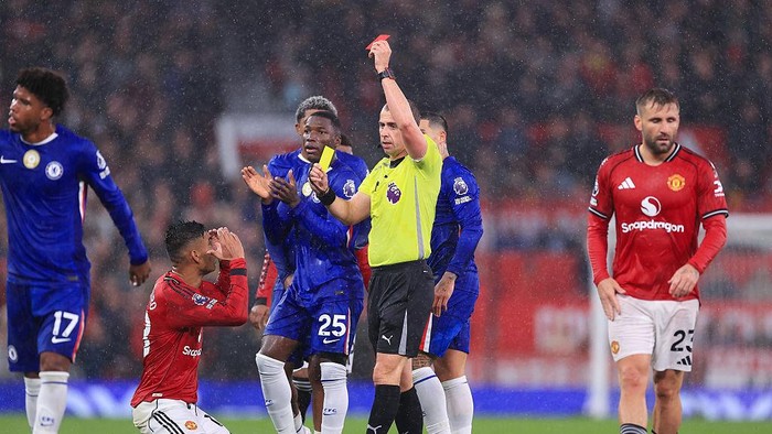 Casemiro MANCHESTER, ENGLAND - SEPTEMBER 20: Referee Peter Bankes shows the red card and sends off Casemiro of Manchester United during the Premier League match between Manchester United and Chelsea at Old Trafford on September 20, 2025 in Manchester, England. (Photo by Simon Stacpoole/Offside/Offside via Getty Images)