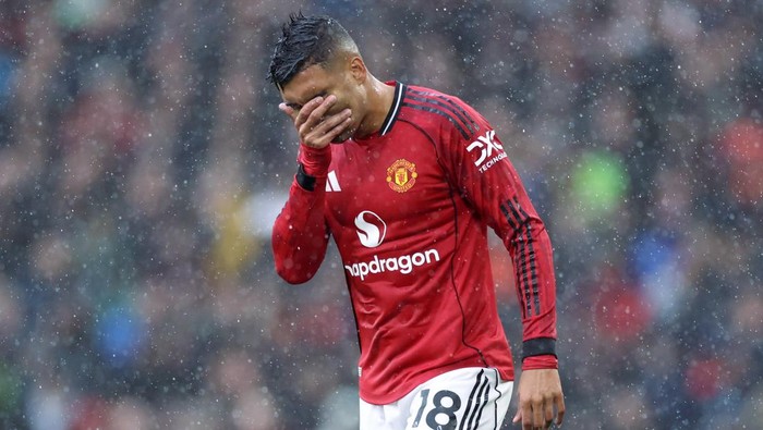 MANCHESTER, ENGLAND - SEPTEMBER 20:  Casemiro of Manchester United reacts during the Premier League match between Manchester United and Chelsea at Old Trafford on September 20, 2025 in Manchester, England. (Photo by Marc Atkins/Getty Images)