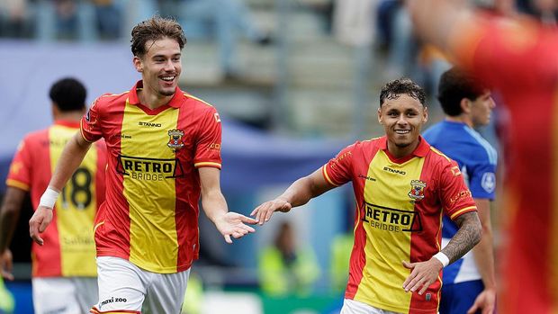 ZWOLLE, NETHERLANDS - SEPTEMBER 21: Milan Smit of Go Ahead Eagles celebrates 0-1 with Dean James of Go Ahead Eagles  during the Dutch Eredivisie  match between PEC Zwolle v Go Ahead Eagles at the MAC3PARK Stadium on September 21, 2025 in Zwolle Netherlands (Photo by Jeroen van den Berg/Soccrates/Getty Images)