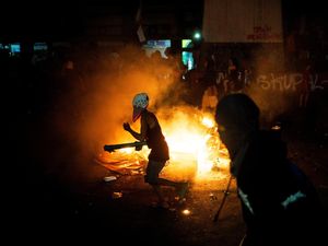 Demo Anti Korupsi di Manila Makin Memanas, Kendaraan Dibakar Massa