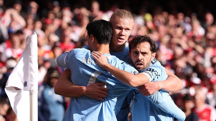 LONDON, ENGLAND - SEPTEMBER 21: Erling Haaland of Manchester City celebrates after scoring a goal to make it 0-1 during the Premier League match between Arsenal and Manchester City at Emirates Stadium on September 21, 2025 in London, England. (Photo by Catherine Ivill - AMA/Getty Images)