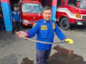 Ular Sawo Kopi Nyasar ke Rumah Warga, Terjebak di Pipa Antena TV Ular Sawo Kopi Nyasar ke Rumah Warga, Terjebak di Pipa Antena TV