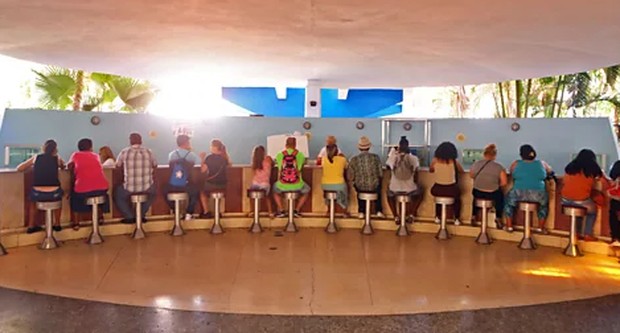 /Foto: Dok. BBC Selain kuliner, Coppelia Parque adalah ikon budaya Kuba yang merepresentasikan solidaritas masyarakat dan menjadi destinasi wisata kuliner populer di Havana.