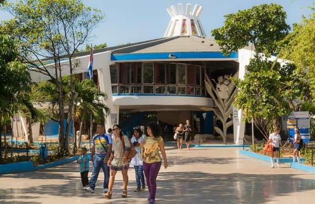 /Foto: Dok. The Twentieth Century Society Didirikan pada 1966 oleh Fidel Castro, Coppelia Parque dibangun sebagai “es krim rakyat” yang indah dan terjangkau. Hingga kini, toko ini jadi simbol kebersamaan warga Kuba.