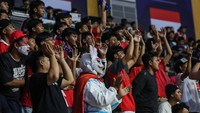 Meski gagal meraih trofi, permainan ngotot Timnas Futsal Indonesia tetap mendapat apresiasi dari para suporter yang memadati arena. Sorakan dukungan terdengar hingga peluit panjang, menjadi bukti bahwa Garuda Futsal punya tempat spesial di hati pencinta olahraga tanah air. ANTARA FOTO/Asprilla Dwi Adha