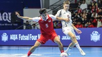 Di babak kedua, Latvia menambah dua gol cepat melalui Edgars Tarakanovs dan Kulepovs, membuat tim tamu unggul 3-1. Indonesia yang tak mau menyerah akhirnya memperkecil ketertinggalan lewat sepakan keras Guntur Sulistyo di menit-menit akhir. Sayangnya, waktu tersisa tak cukup untuk membalikkan keadaan. ANTARA FOTO/Asprilla Dwi Adha