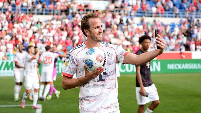 SINSHEIM, GERMANY - SEPTEMBER 20: Harry Kane of Bayern Munich takes a selfie with the match ball after scoring a hat-trick during the Bundesliga match between TSG Hoffenheim and FC Bayern München at PreZero-Arena on September 20, 2025 in Sinsheim, Germany. (Photo by S. Mellar/FC Bayern via Getty Images)