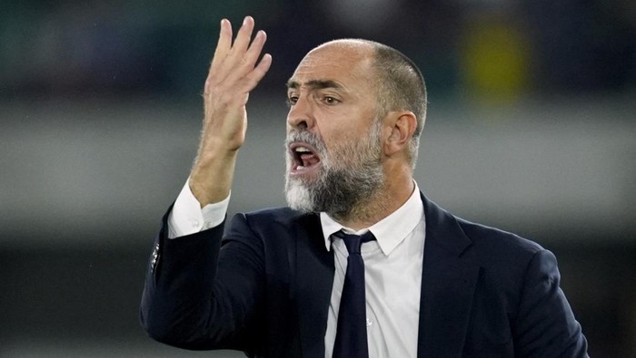 Soccer Football - Serie A - Hellas Verona v Juventus - Stadio Marcantonio Bentegodi, Verona, Italy - September 20, 2025 Juventus coach Igor Tudor reacts during the match REUTERS/Matteo Ciambelli
