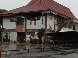 Kantor Bapenda Sumsel Rusak Usai Diterjang Angin Kencang Disertai Hujan Kantor Bapenda Sumsel Rusak Usai Diterjang Angin Kencang Disertai Hujan