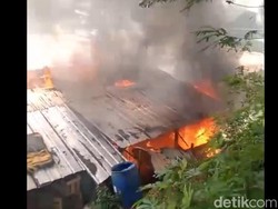 Video: Rumah Makan di Rest Area Tol Cipularang Dilalap Api