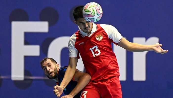 Pemain Timnas Futsal Indonesia Novrianto Soumilena (kiri) berebut bola dengan pemain Timnas Futsal Belanda Oualid Tarifit (kedua kiri) pada turnamen AQUA Futsal Four Nations Cup 2025 di GBK Basket Hall, Senayan, Jakarta, Sabtu (20/9/2025). Timnas Futsal Indonesia menang dengan skor 5-1. ANTARA FOTO/Fauzan