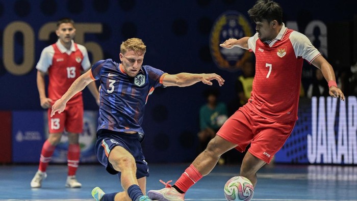 Pemain Timnas Futsal Indonesia Novrianto Soumilena (kiri) berebut bola dengan pemain Timnas Futsal Belanda Oualid Tarifit (kedua kiri) pada turnamen AQUA Futsal Four Nations Cup 2025 di GBK Basket Hall, Senayan, Jakarta, Sabtu (20/9/2025). Timnas Futsal Indonesia menang dengan skor 5-1. ANTARA FOTO/Fauzan